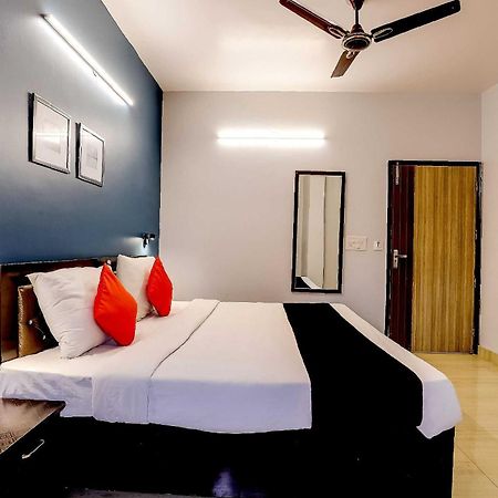 Collection O 71756 Hotel Silver Arrow Near Pacific Mall Tagore Garden Delhi  Exteriör bild