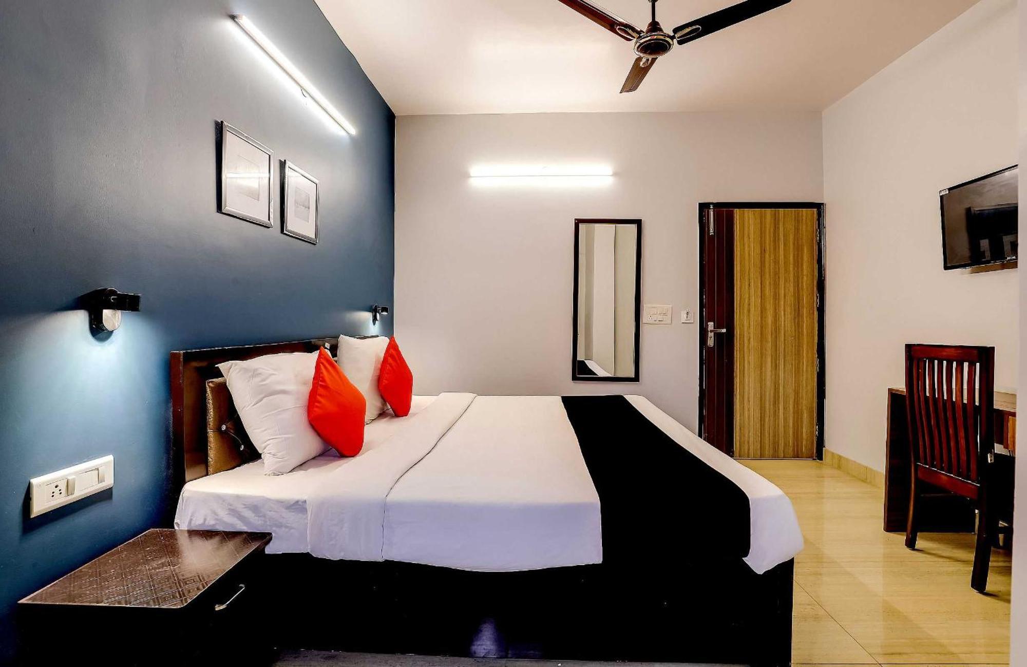 Collection O 71756 Hotel Silver Arrow Near Pacific Mall Tagore Garden Delhi  Exteriör bild