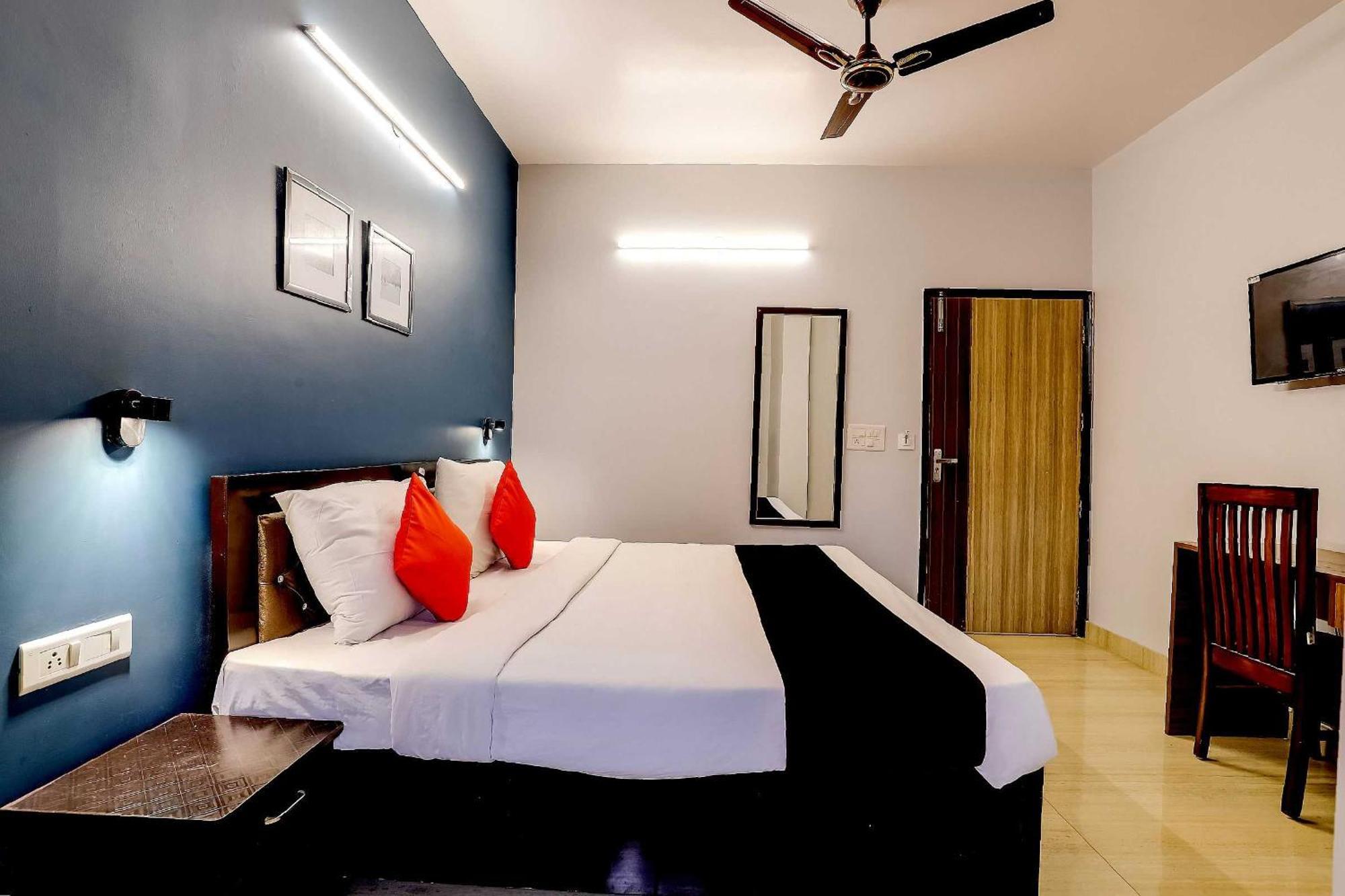 Collection O 71756 Hotel Silver Arrow Near Pacific Mall Tagore Garden Delhi  Exteriör bild